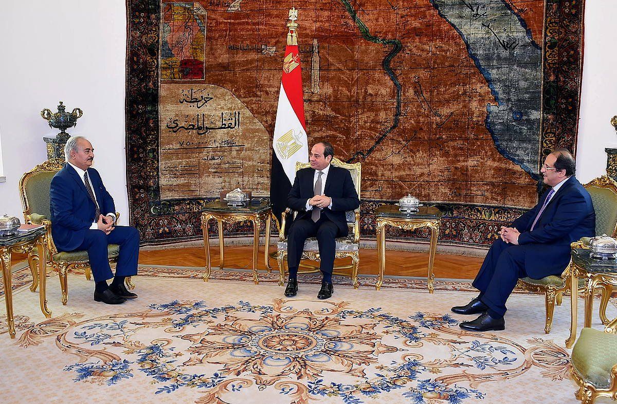 Haftar Libia ekialdeko buruzagia —ezkerrean—, eta Al-Sisi Egiptoko presidentea —erdian—, iazko bilkura batean. EFE