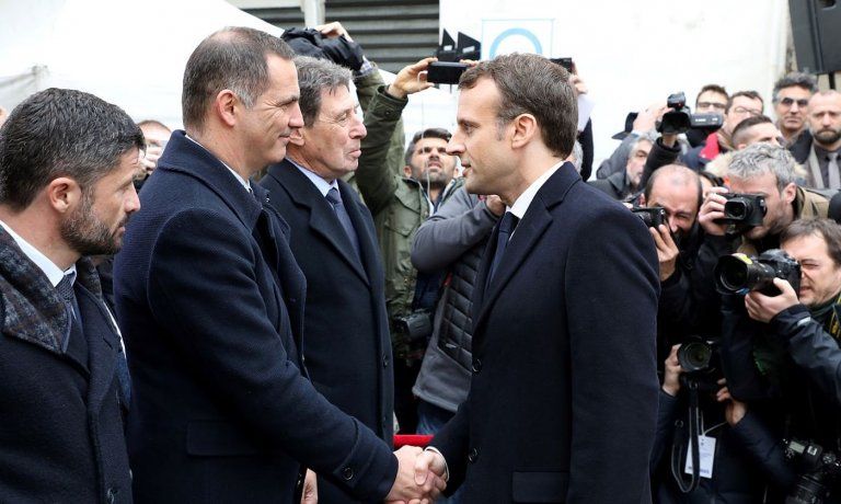 Gilles Simeoni Korsikako presidentea eta Emmanuel Macron Frantziakoa elkarri eskua ematen, 2018an, Ajaccion. LUDOVIC MARIN /EFE