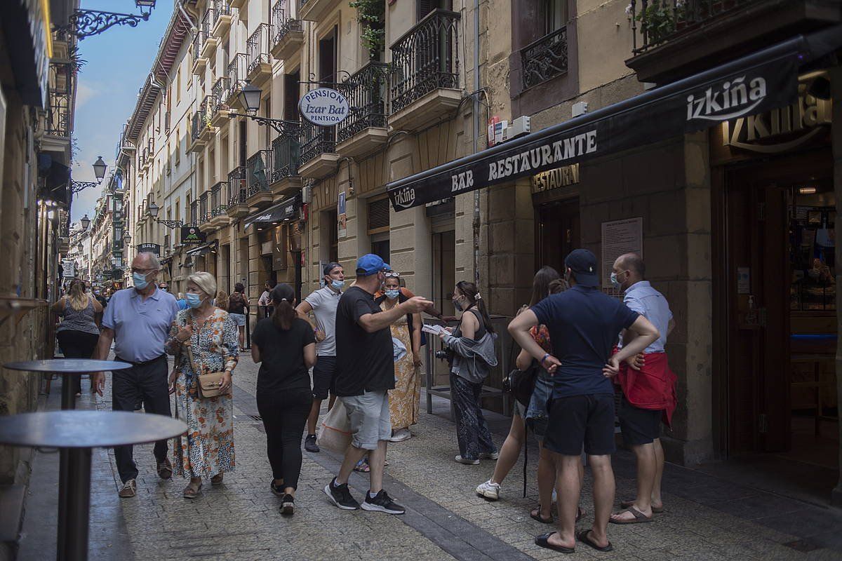 Donostiako Alde Zaharrean jendea pasean, ostegunean. JUAN CARLOS RUIZ/FOKU