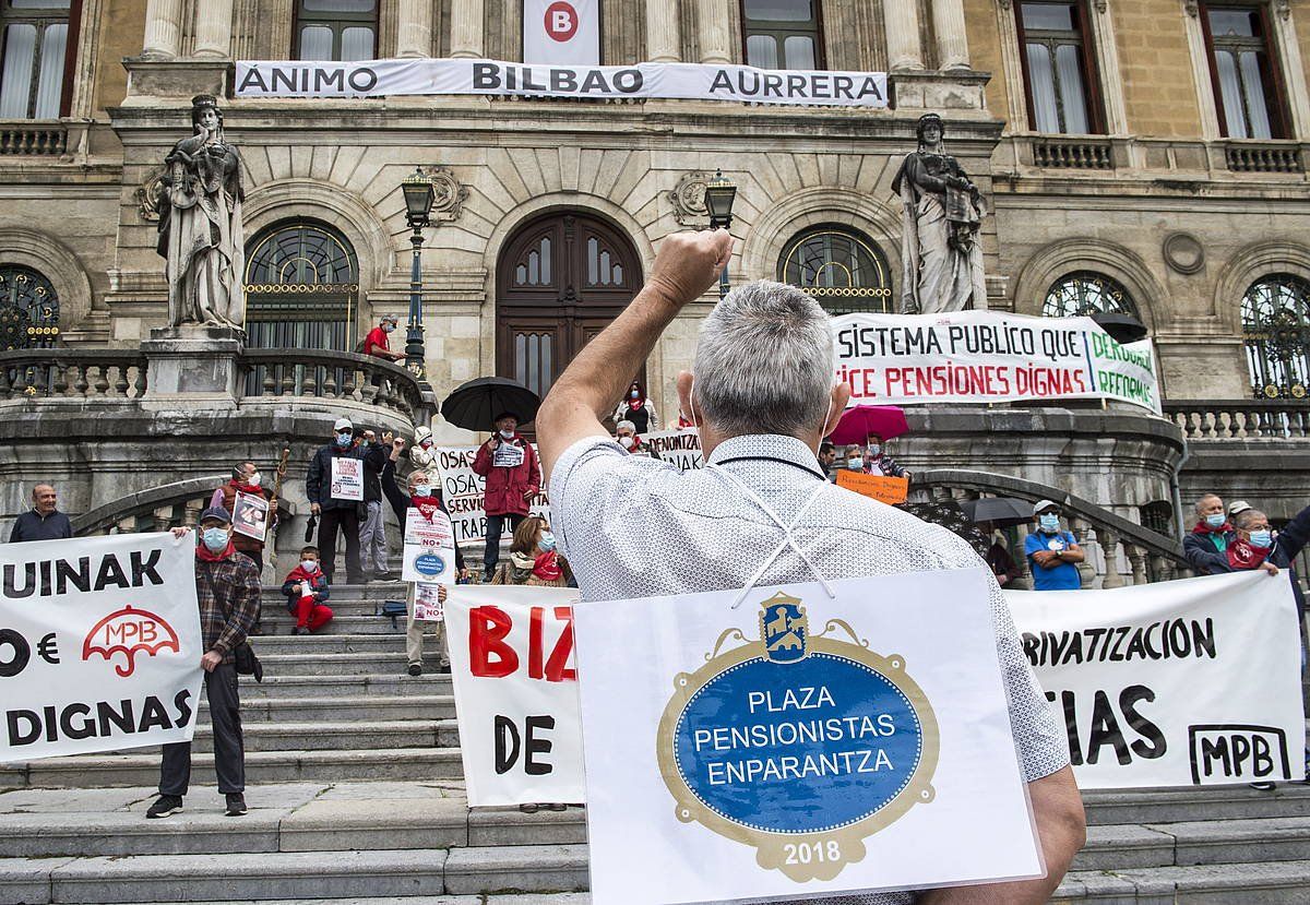 Pentsiodunek ekainaren 8an Bilboko udaletxearen aurrean egin zuten elkarretaratzea. MARISOL RAMIREZ (FOKU)