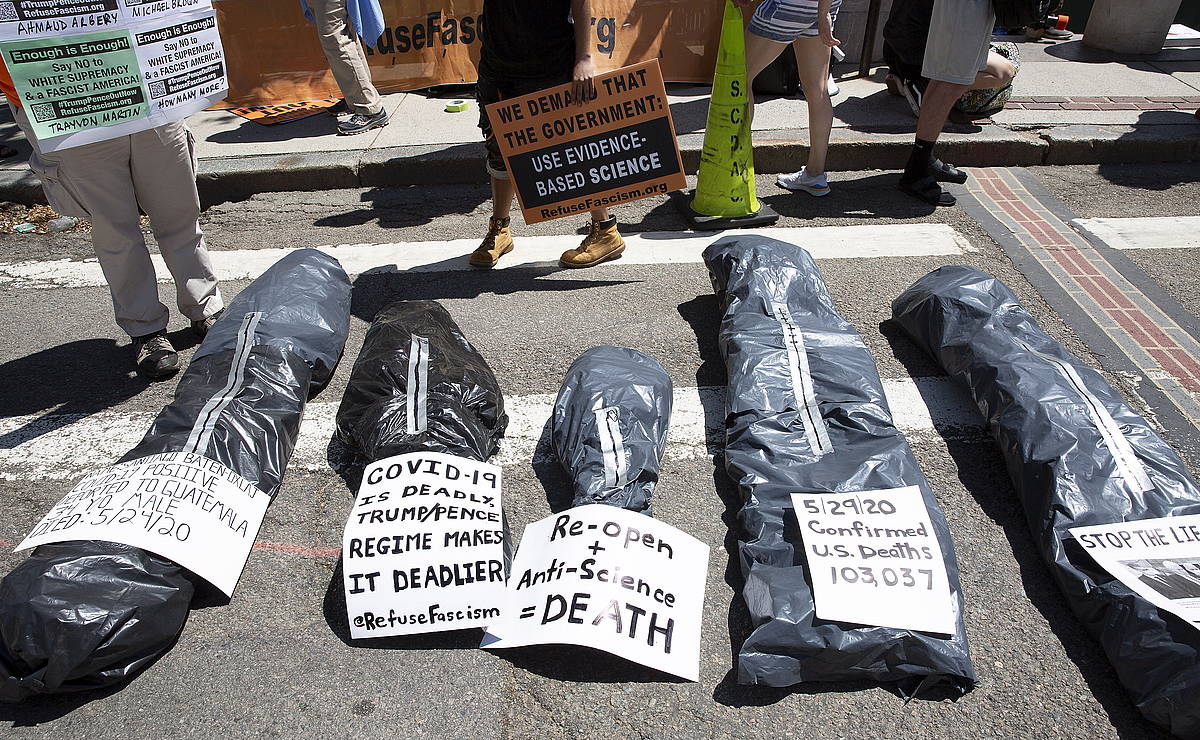 Koronabirusaren ondorioz hildakoak itxuratuz egindako protesta bat, Bostonen. CJ GUNTHER / EFE