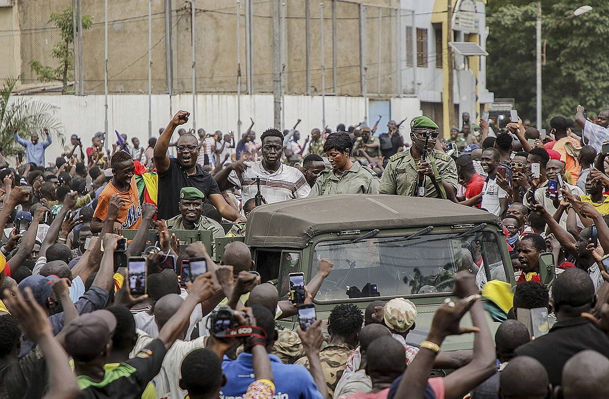 Militarrak Bamakoko kleetan, herritarren babespean. MOUSSA KALAPO / EFE