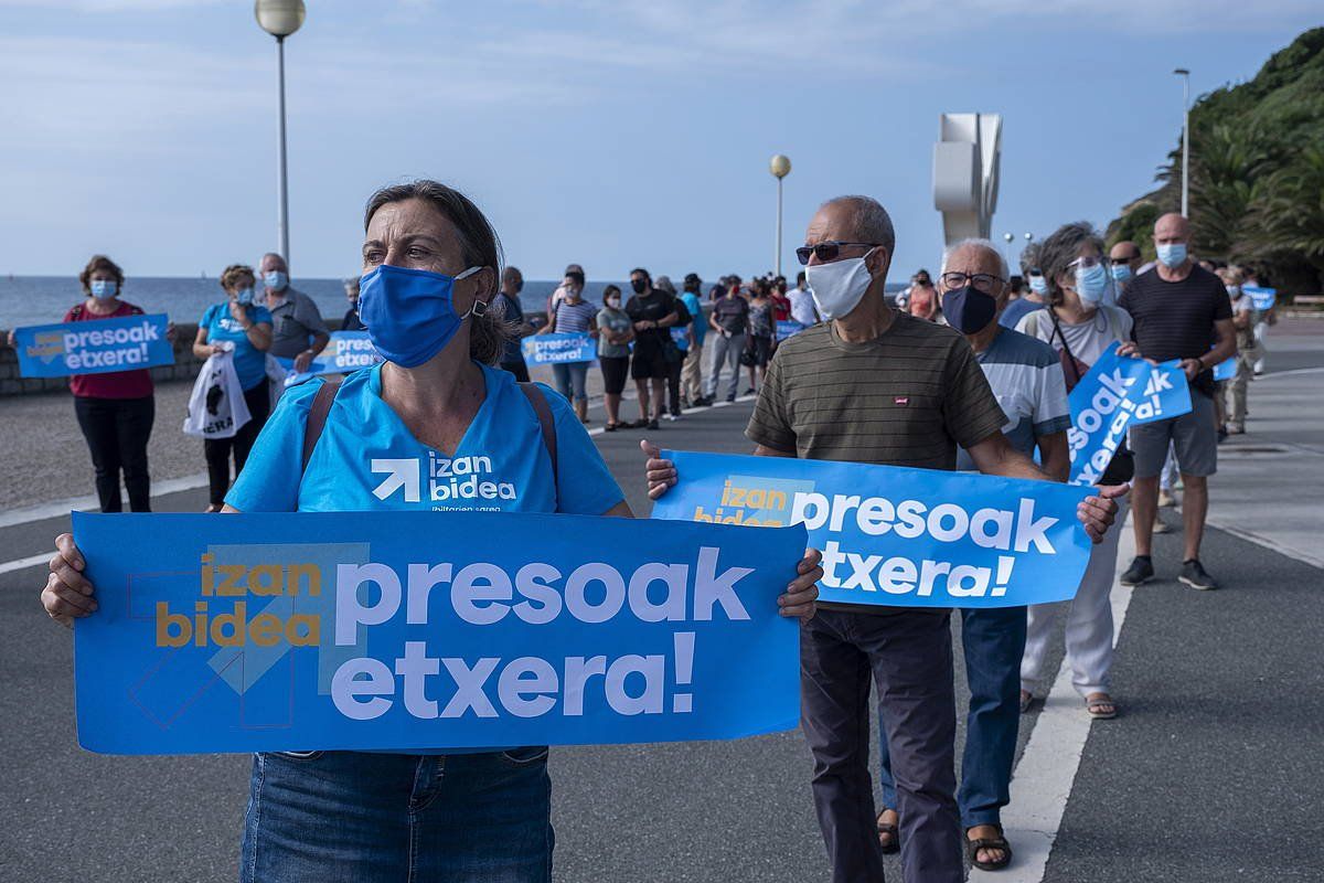 Sarek antolatutako presoen aldeko giza katea, Donostian. JON URBE / FOKU