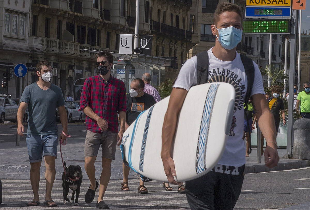 Herritarrak maskararekin, Donostian. ANDONI CANELLADA, FOKU