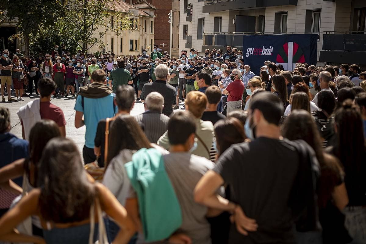 200 pertsona inguru elkartu ziren protestan. JAIZKI FONTANEDA, FOKU