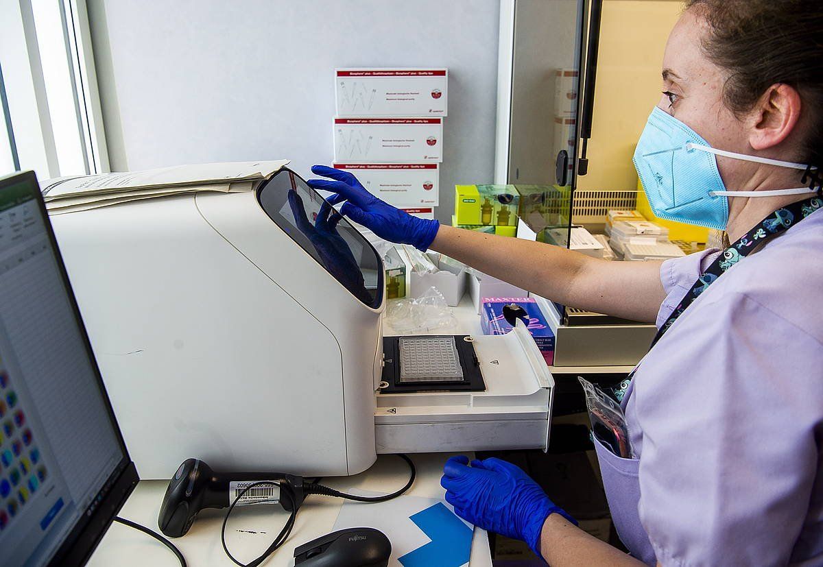 PCR probak egiteko laborategia, Gurutzetako Ospitalean. LUIS JAUREGIALTZO, FOKU