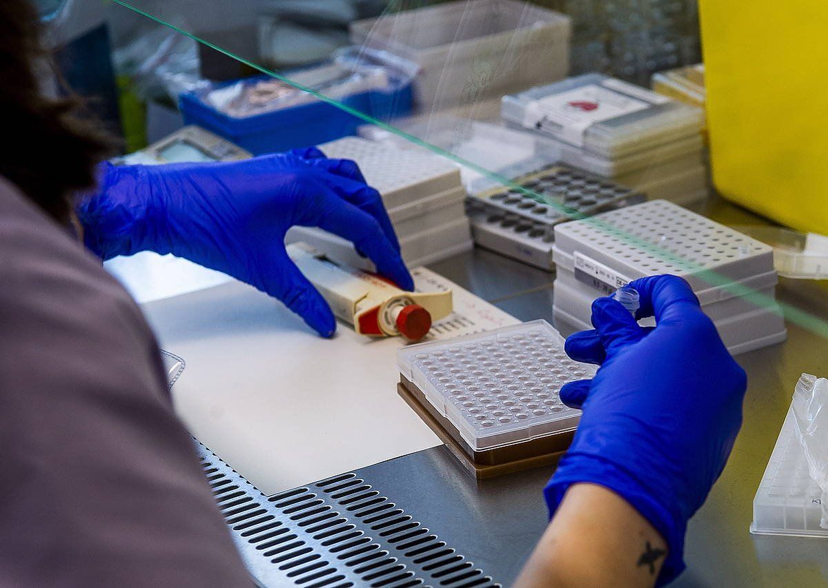 PCR probak egiten dituzten laborategia, Gurutzetako ospitalean. LUIS JAUREGIALTZO/FOKU