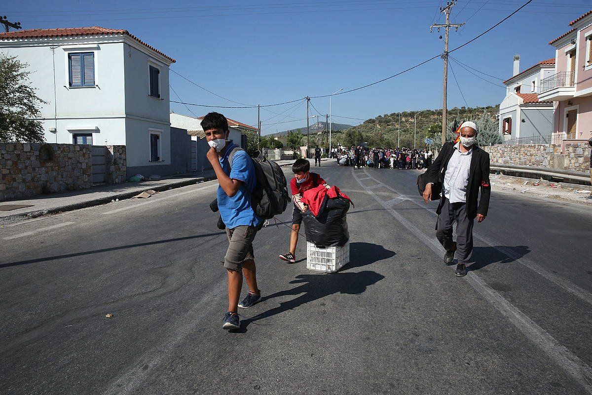 Migratzaileak Moria inguruko errepideetan, Lesbosen (Grezia), gaur goizean. ORESTIS PANAGIOTOU / EFE