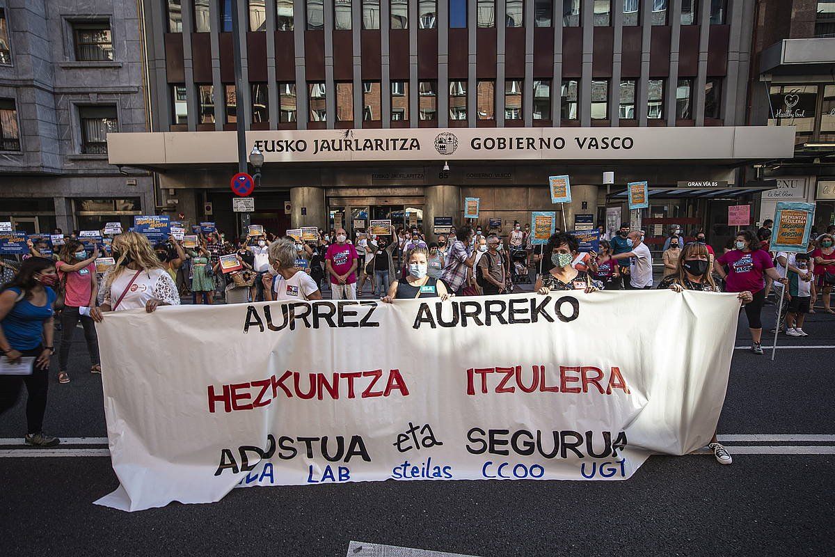 ELA, LAB, Steilas, CCOO eta UGT sidikatuek deitutako elkarretaratzea, atzo. ARITZ LOIOLA/ FOKU