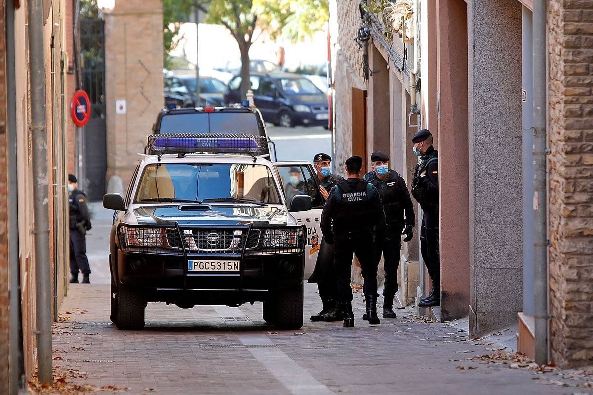 Guardia zibilak, Oriol Soler enpresariaren etxe aurrean, gaur goizean. SUSANNA SAEZ / EFE