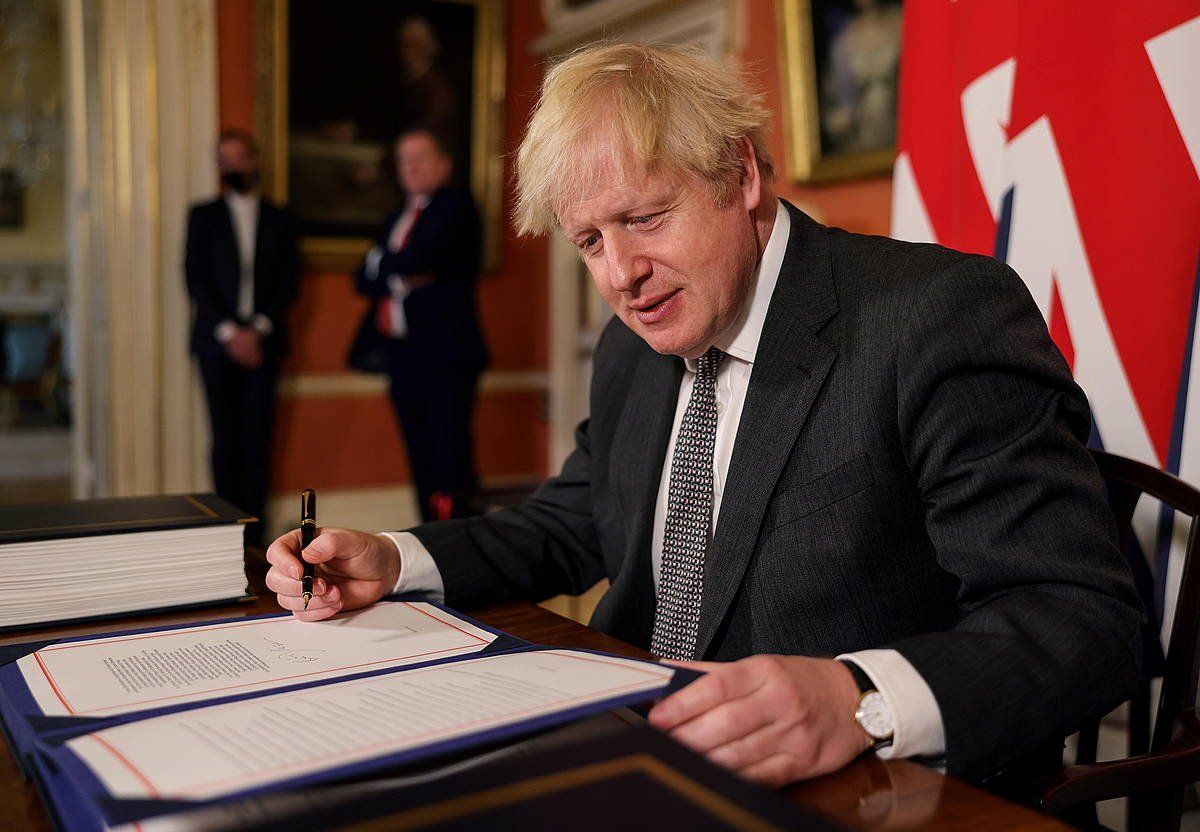 Boris Johnson, atzo, akordioa sinatu zuen unean, Londresen. ANDREW PARSONS / DOWNING STREET / EFE