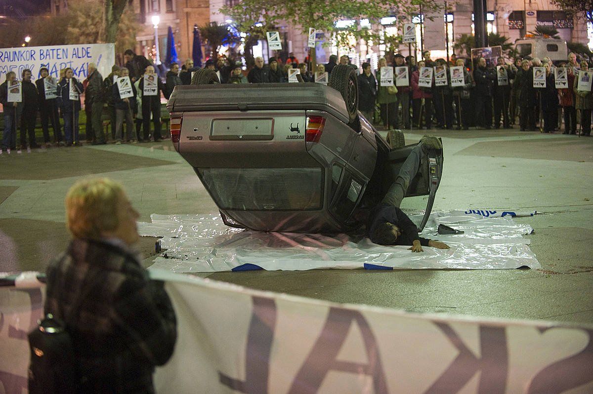 Urruntzearen ondorioz gertatzen diren auto istripuak salatzeko protesta bat, 2012an, Donostian. ANDON CANELLADA / FOKU