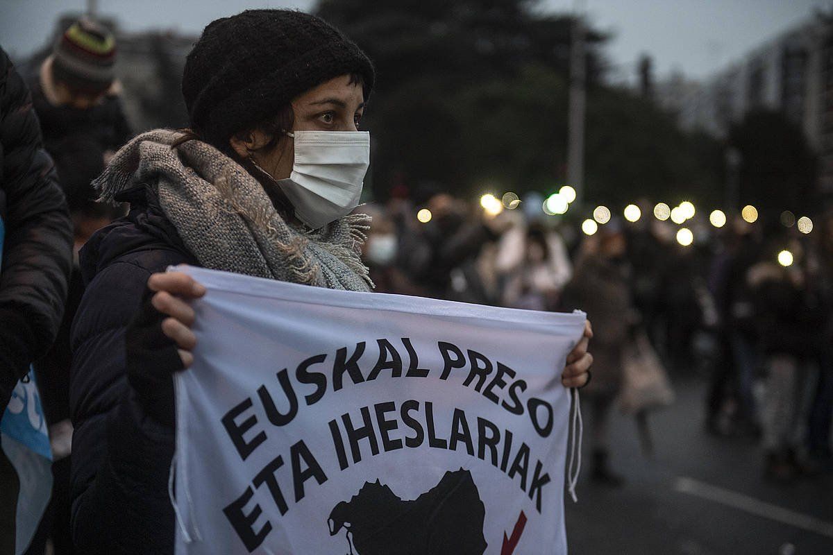 Sarek deitutako eskal presoen aldeko manifestazioa, urtarrilean, Donostian. JON URBE / FOKU