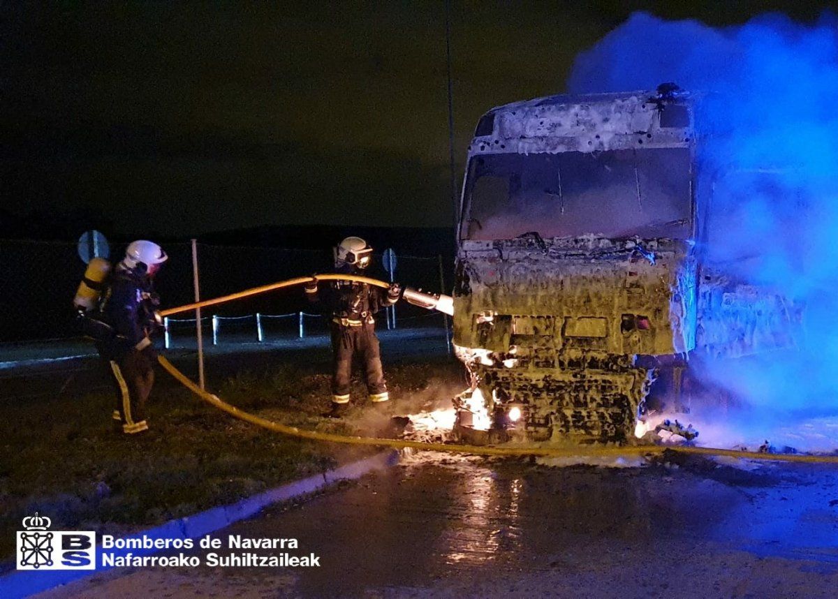 Kordobilako suhiltzaileak lanean, bart, Zuastiko zerbitzugunean. NAFARROAKO SUHILTZAILEAK