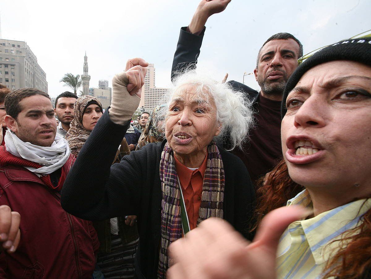 Al Saadawi, 2011ko otsailaren 7an, Kairoko Tahrir plazan, Mubaraken aurkako protestatan parte hartzen. / . AMEL PAIN, EFE