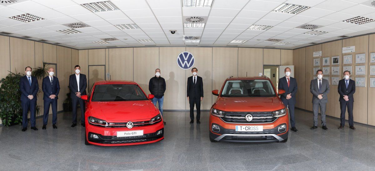 WVeko ordezkariak, Iruñean egiten diren bi modeloekin. VW NAFARROA