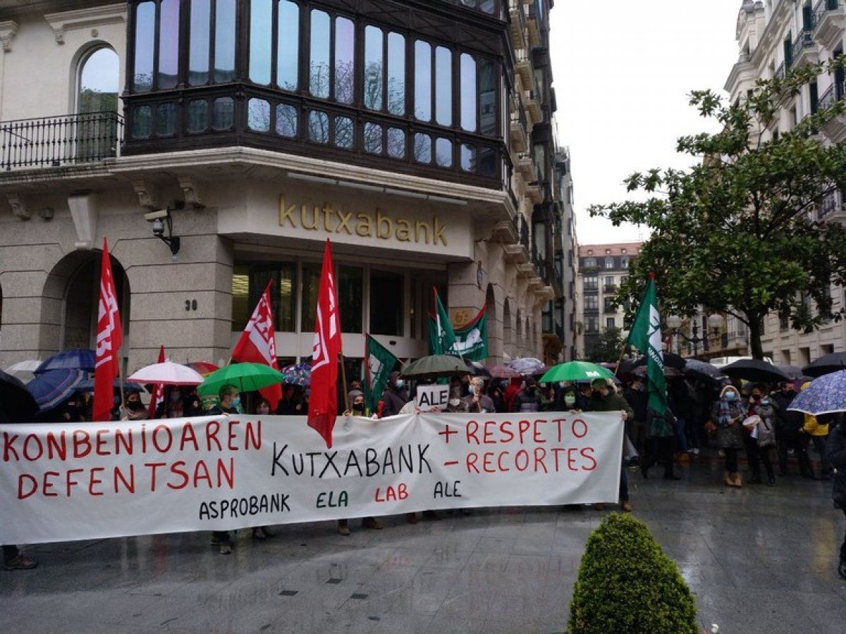 Kutxabankeko langileen protesta Bilboko egoitzaren aurrean, iragan astean. ELA