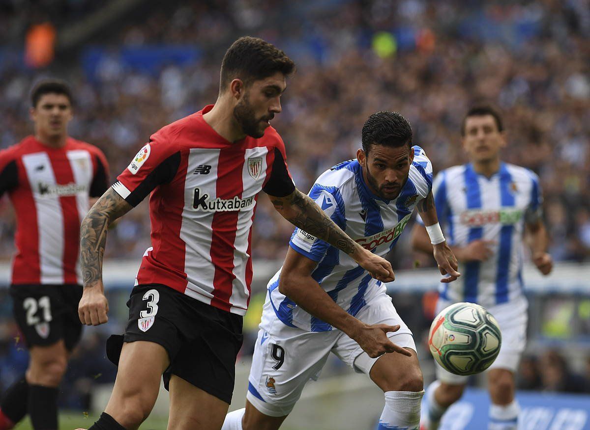 Unai Nuñez Athleticeko jokalaria eta Alexander Isak Realekoa, iazko otsailean, ligako Donostiako partidan. JON URBE / FOKU