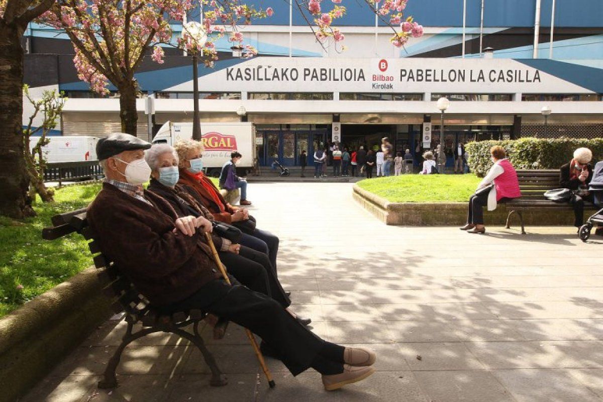 Hiru adineko pertsona, La Casilla (Bilbo) alboan. OSKAR MATXIN EDESA / FOKU