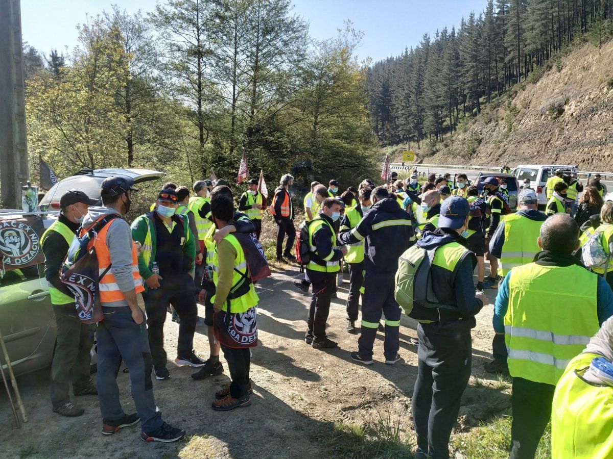 Tubacexeko langileak Altubeko gainean, geldialdia egin dutenean. LAB