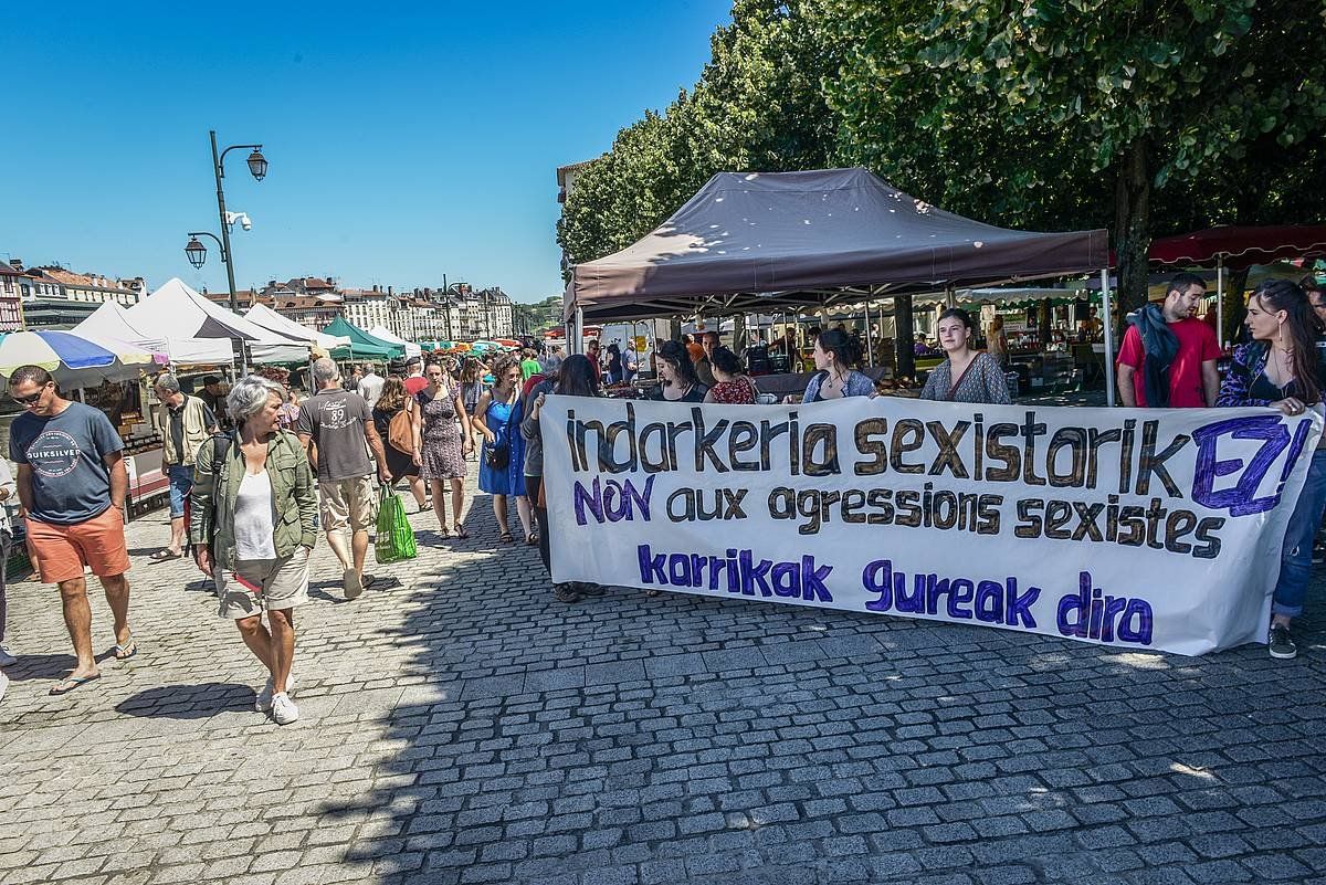 Sexu eraso baten kontrako elkarretaratze bat, Baionan, 2018an, Aitzina gazte erakundeak antoatuta. ISABELLE MIQUELESTORENA