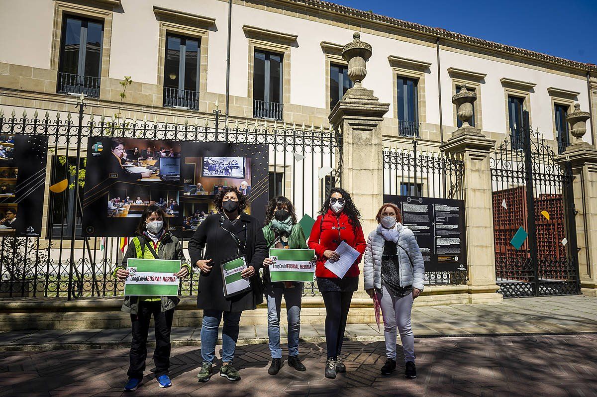 Euskal Herriko COVID Iraunkorra plataformako kideak, gaur, Eusko Legebiltzarraren atarian. JAIZKI FONTANEDA/ FOKU