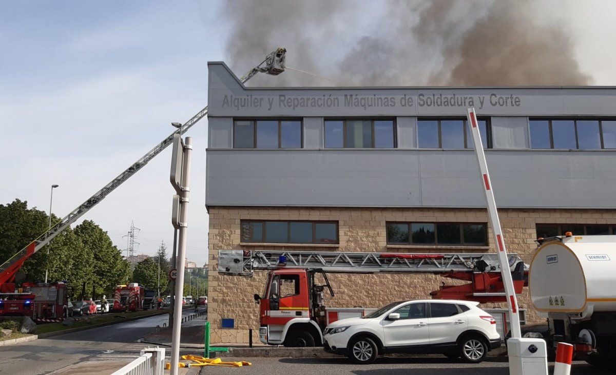 Suhiltzaileak sutea itzaltzeko lanean, gaur, Barakaldon (Bizkaia). SOS DEIAK