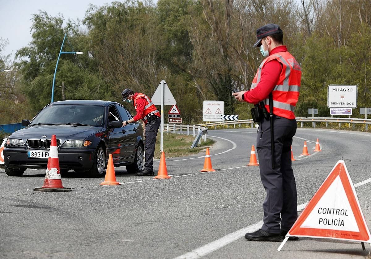 Foru Polizia Milagro herrian kontrola egiten, joan den martxoaen 26an. JESUS DIGES/ EFE