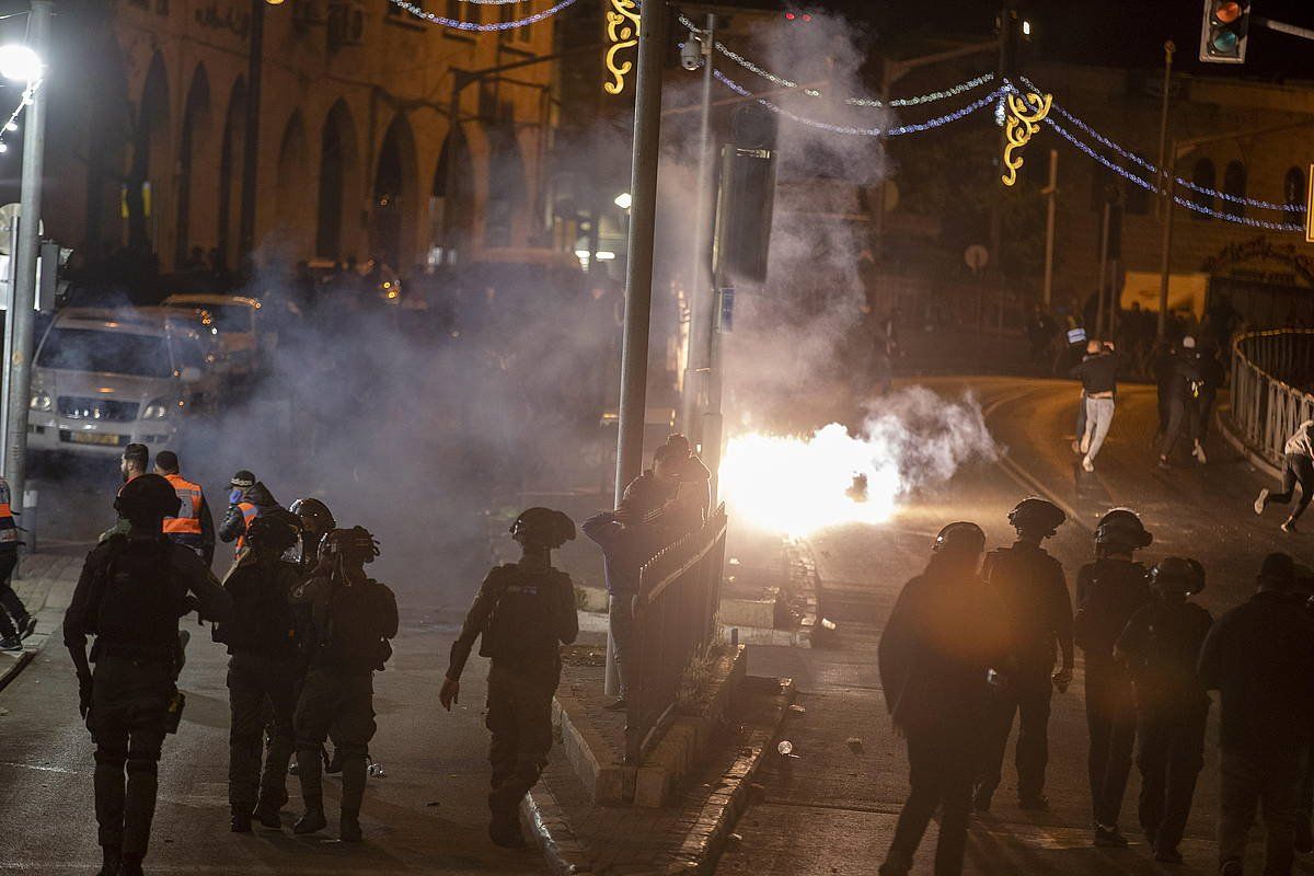 Israelgo Poliziaren eta palestinarren arteko enfrentamendua, bart gauean, Jerusalem ekialdea. EFE