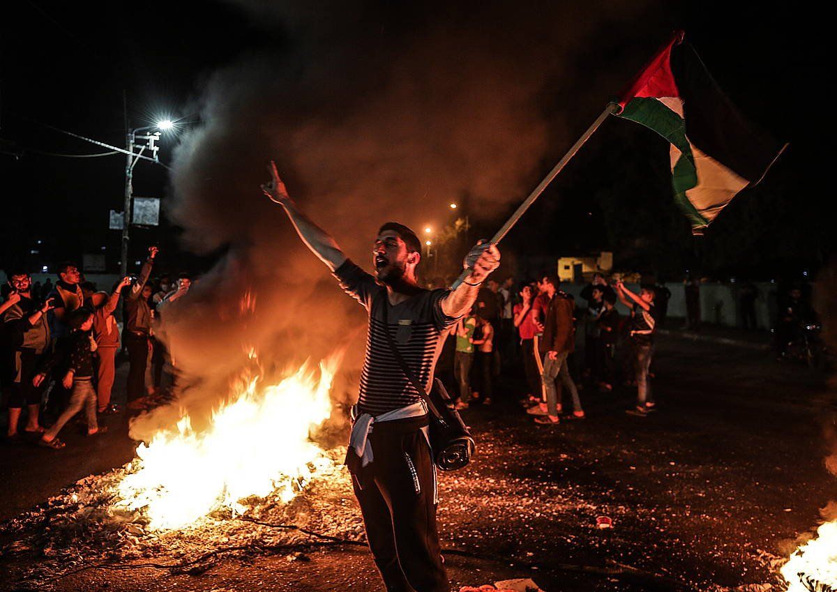 Herrita bat bandera palestinar batekin, Gaza iparraldean izandako protestetan. MOHAMMED SABER / EFE