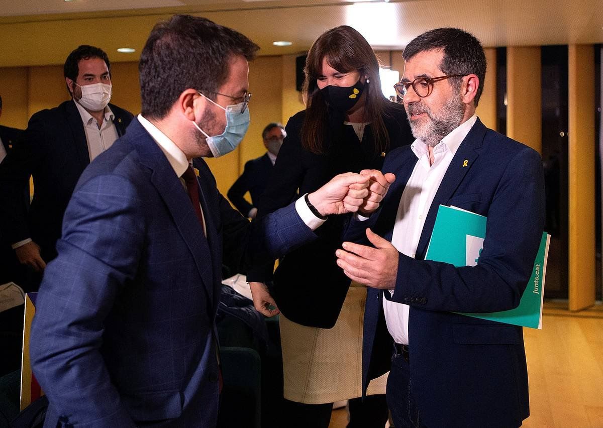 Pere Aragones ERCren presidentegaia eta Jordi Sanchez JxCko idazkari nagusia. ENRIC FONTCUBERTA / EFE