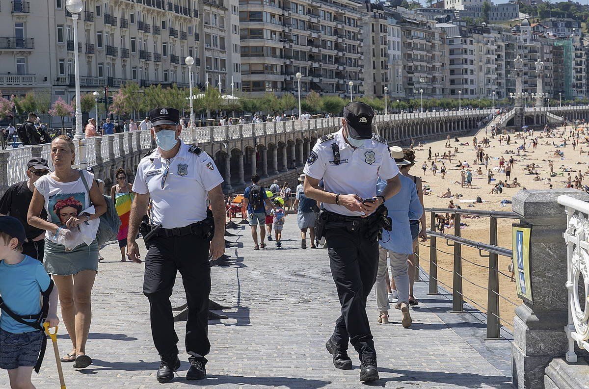 Bi udaltzain Kontxako hondartzan (Donostia) iaz. ANDONI CANELLADA / FOKU