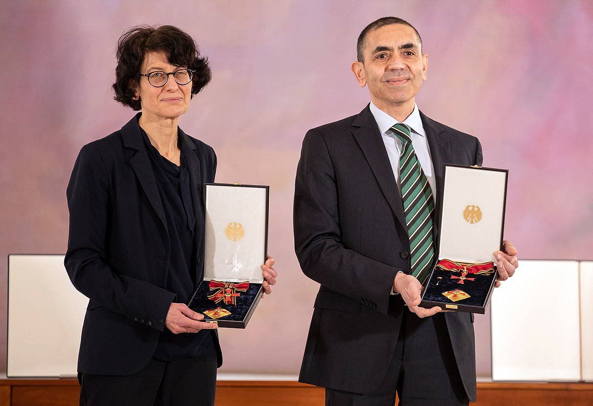 Oezlem Tuereci eta Ugur Sahin emazte-senarrak, BioNTechen sortzaileak, Alemaniako Gobernuak Martxoaren 19an emaniko emaniko dominarekin, Berlinen. Txertoa garatu izanagatik eman zieten domina. ANDREAS GORA / POOL / EFE