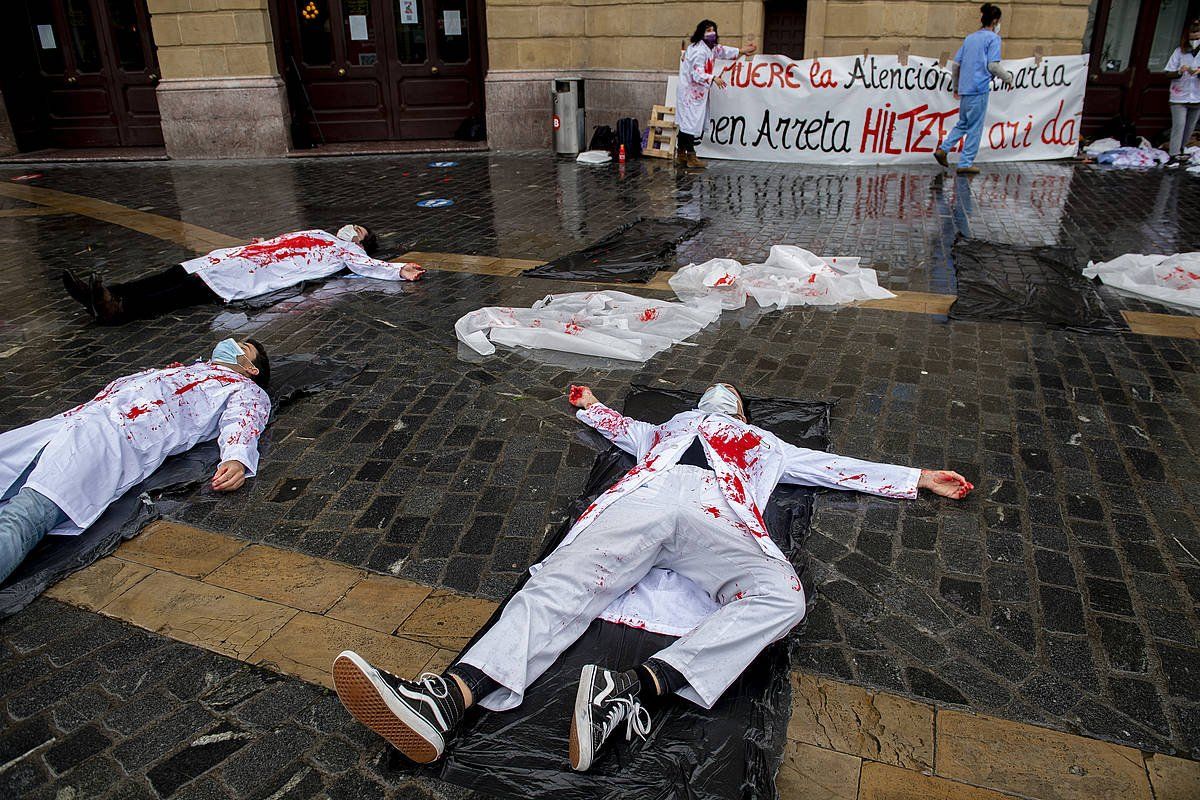 Lehen arretako zenbait osasungileren protesta, Bilbon. RAUL BOGAJO/FOKU