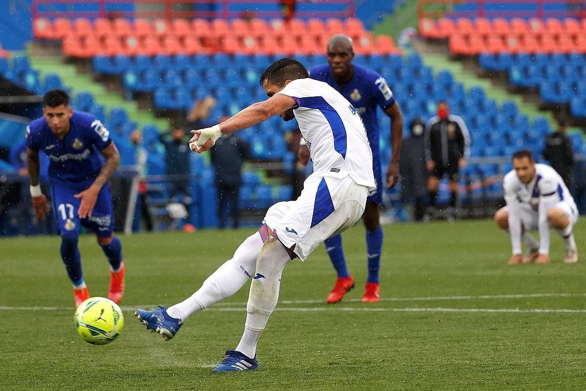 Recio, golaren penaltia jaurtitzen, Getafen. MARISCAL / EFE