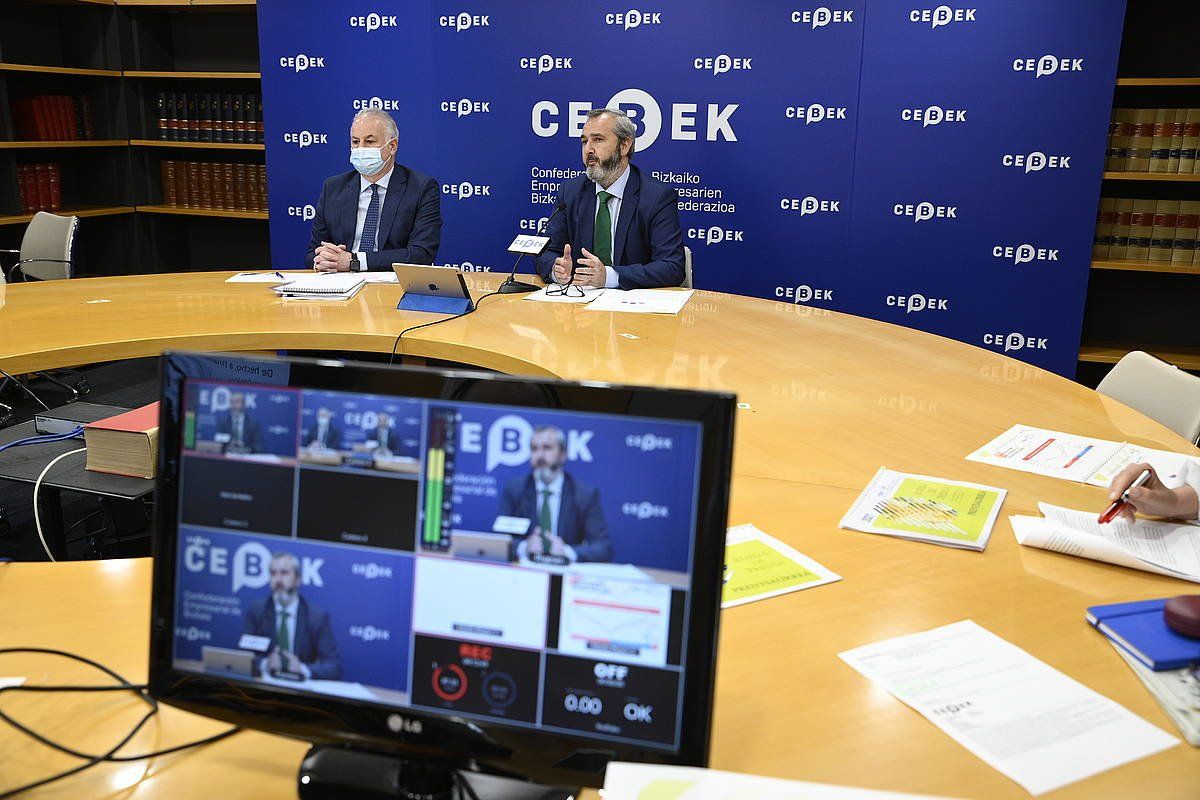 Iñaki Garcinuño CEBEKeko presidentea, eta haren ezkerretara Francisco Javier Azpiazu idazkari nagusia. CEBEK