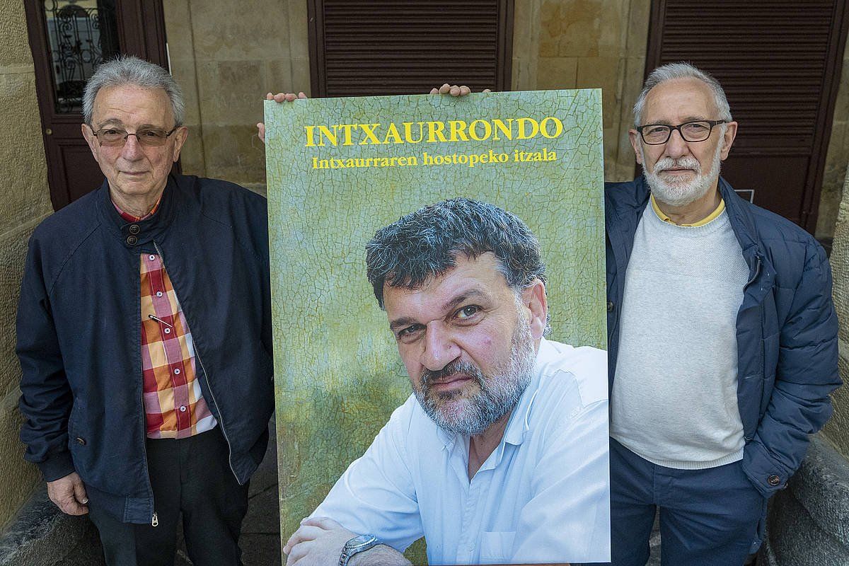 Blanco Txibite eta Zabaleta, Arretxeren argazki bati helduta, gaur, Donostian. GORKA RUBIO / FOKU