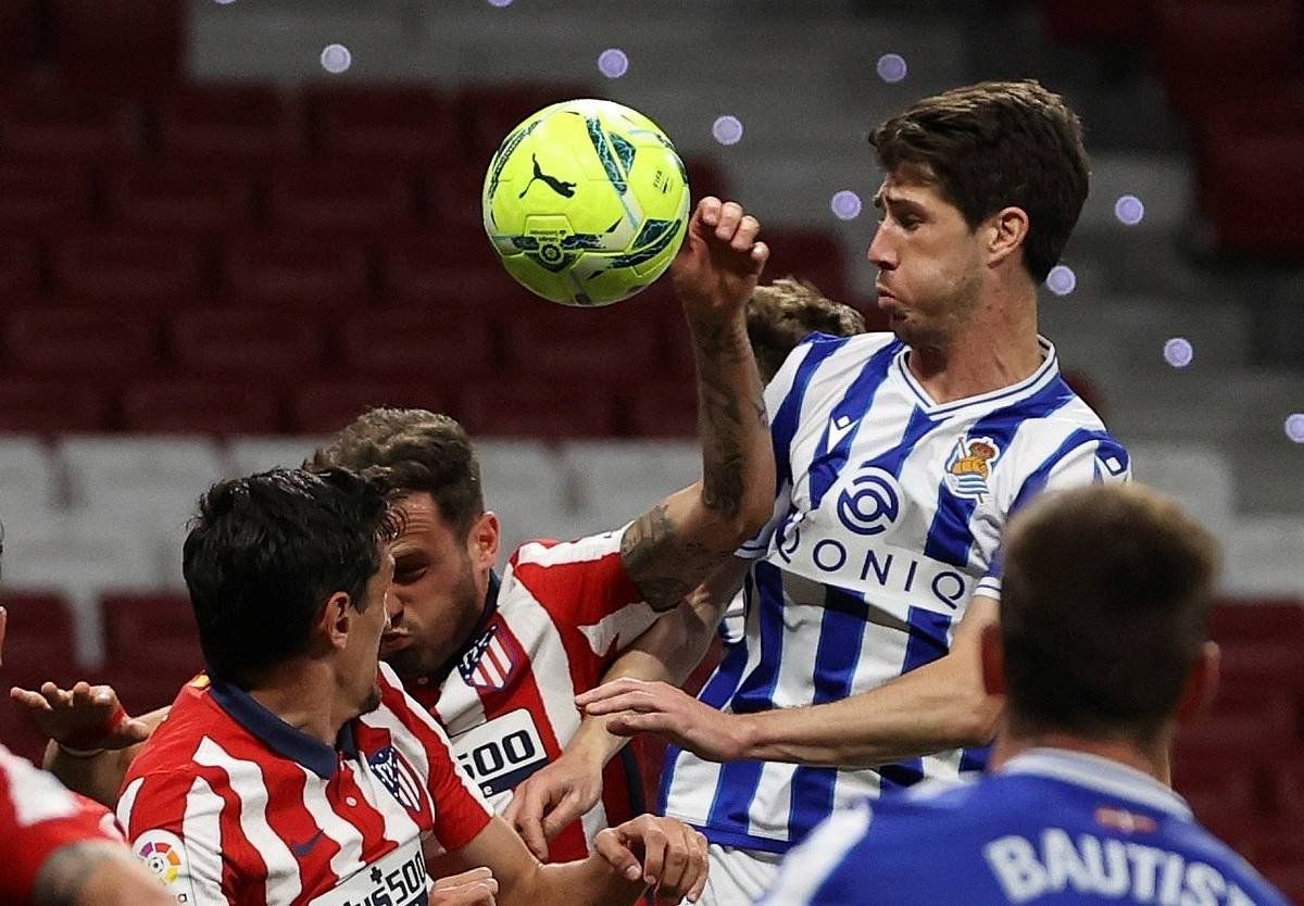 Aritz Elustondo, partidako une batean erremate bat egin nahian. JUANJO MARTIN  / EFE.