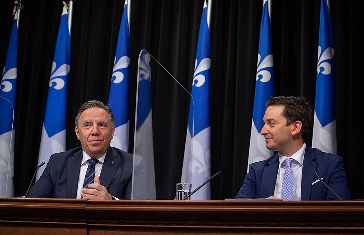 Legault lehen ministroa eta Jolin-Barrette Justizia ministroa, lege proiektuaren berri emateko agerraldian. EMILIE NADEAU / QUEBECEKO GOBERNUA