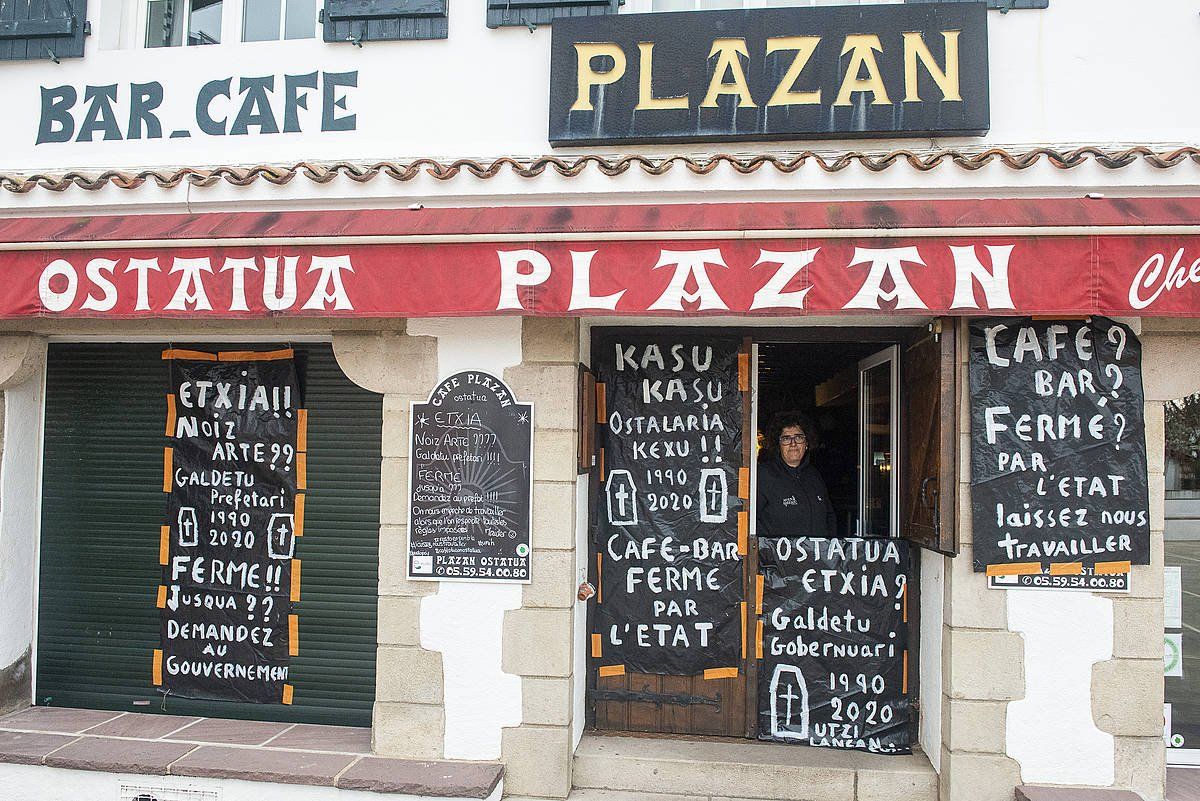 Kasu Kasu Ostalariak Kexu kolektiboaren ekimenez, baxa beltzen hedatzea, Azkaineko Plazan ostatuan, abenduan.. GUILLAUME FAUVEAU