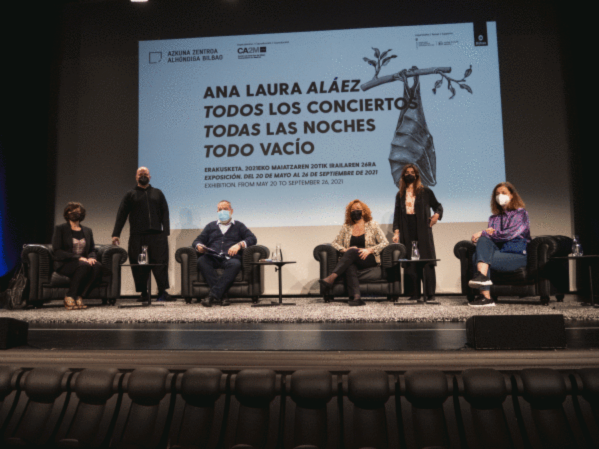 Ana Laura Alaez artista —ezkerrean— eta Bea Espejo komisarioa —eskuinean—, erakusketaren aurkezpenean, gaur goizean, Bilboko Azkuna zentroko auditoriumean. MONIKA DEL VALLE/ FOKU