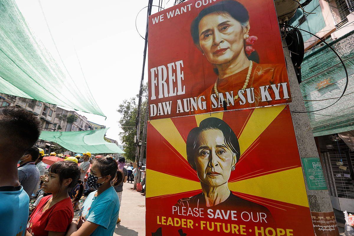 Suu Kyiren erretratuak, estatu kolpearen aurkako protestetan. Martxoan, Yangon hirian. STRINGER