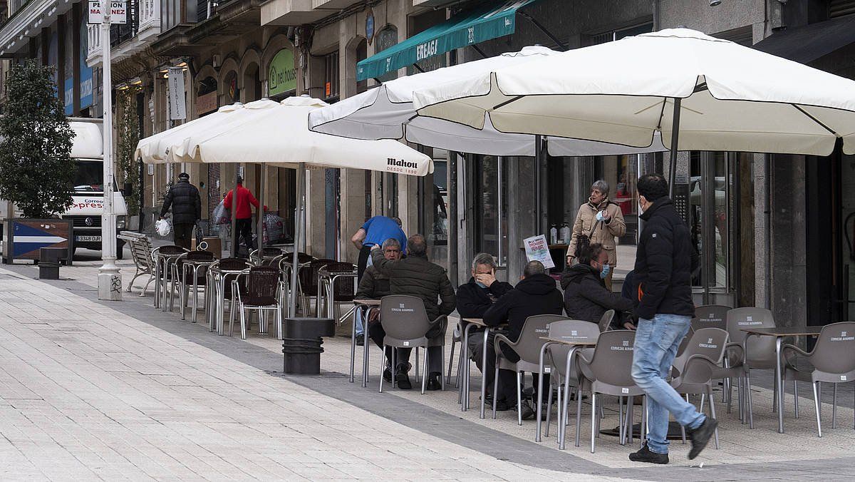 Bilboko taberna bateko terraza bat. MONIKA DEL VALLE/FOKU