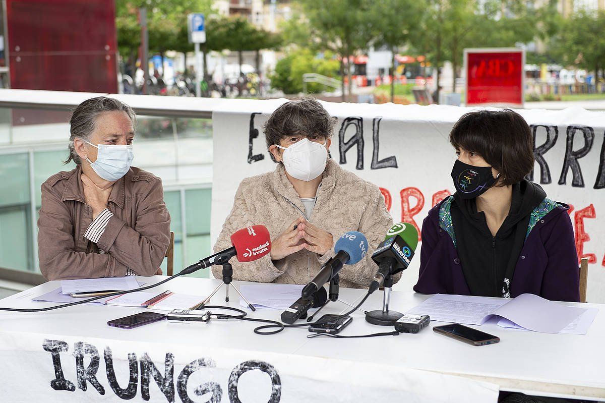 Maiatzaren 29an egingo den manifestazioa deitzeko gaur egindako prentsaurrekoa, Irunen. IñGO URIZ / FOKU