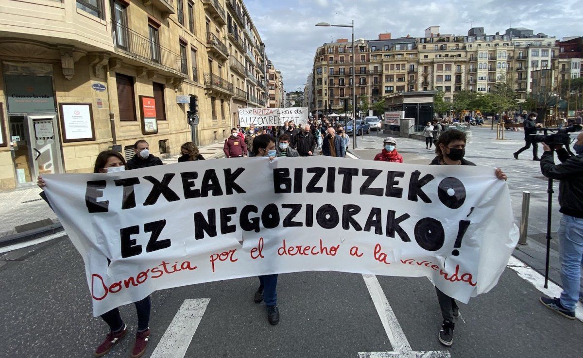 Manifestazioa Groseko Katalunia plazan abiatu zuten, udaletxe aurrean amaitzeko. IñAKI AGIRRE