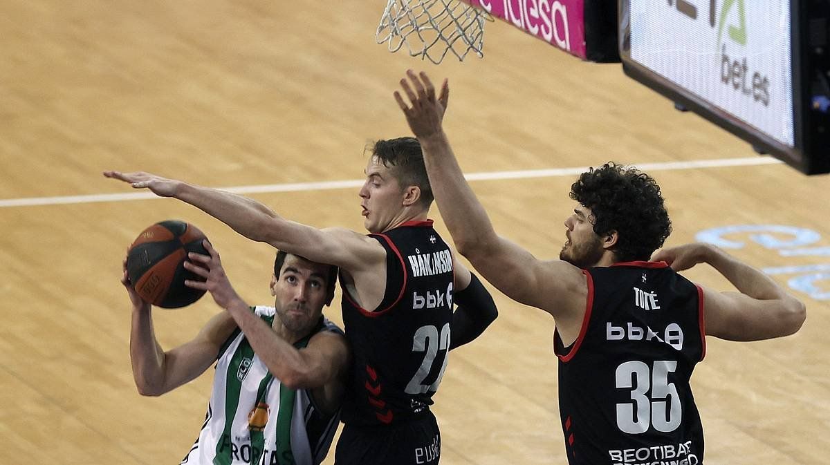 Joventuteko eta Bilbo Basketeko jokalariak, gaur, Miribillan. LUIS TEJIDO / EFE