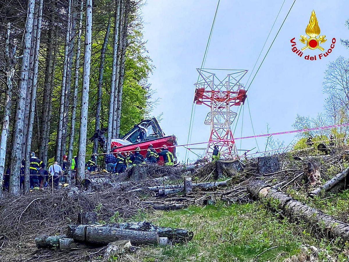 Suhiltzaileak, teleferikoaren kabinaren hondakinak akaztertzen. ITALIAKO SUHILTZAILEAK