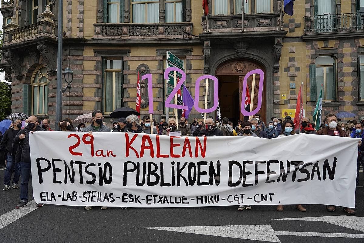 Sindikatuetako ordezkariak larunbateko manifestazioetan parte hartzera deitzeko eginiko agerraldian. ARITZ LOIOLA / FOKU