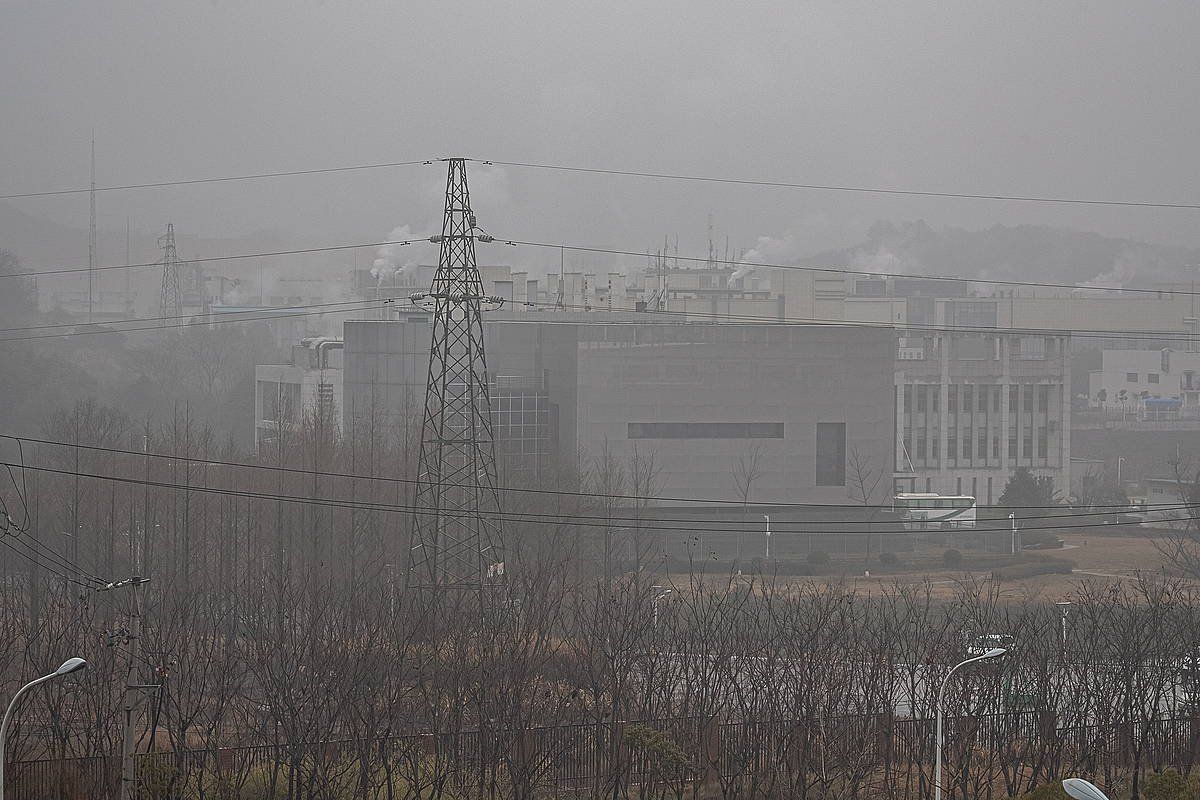 Wuhango Birologia Institutuko segurtasun goreneko laborategia. ROMAN PILIPEY / EFE