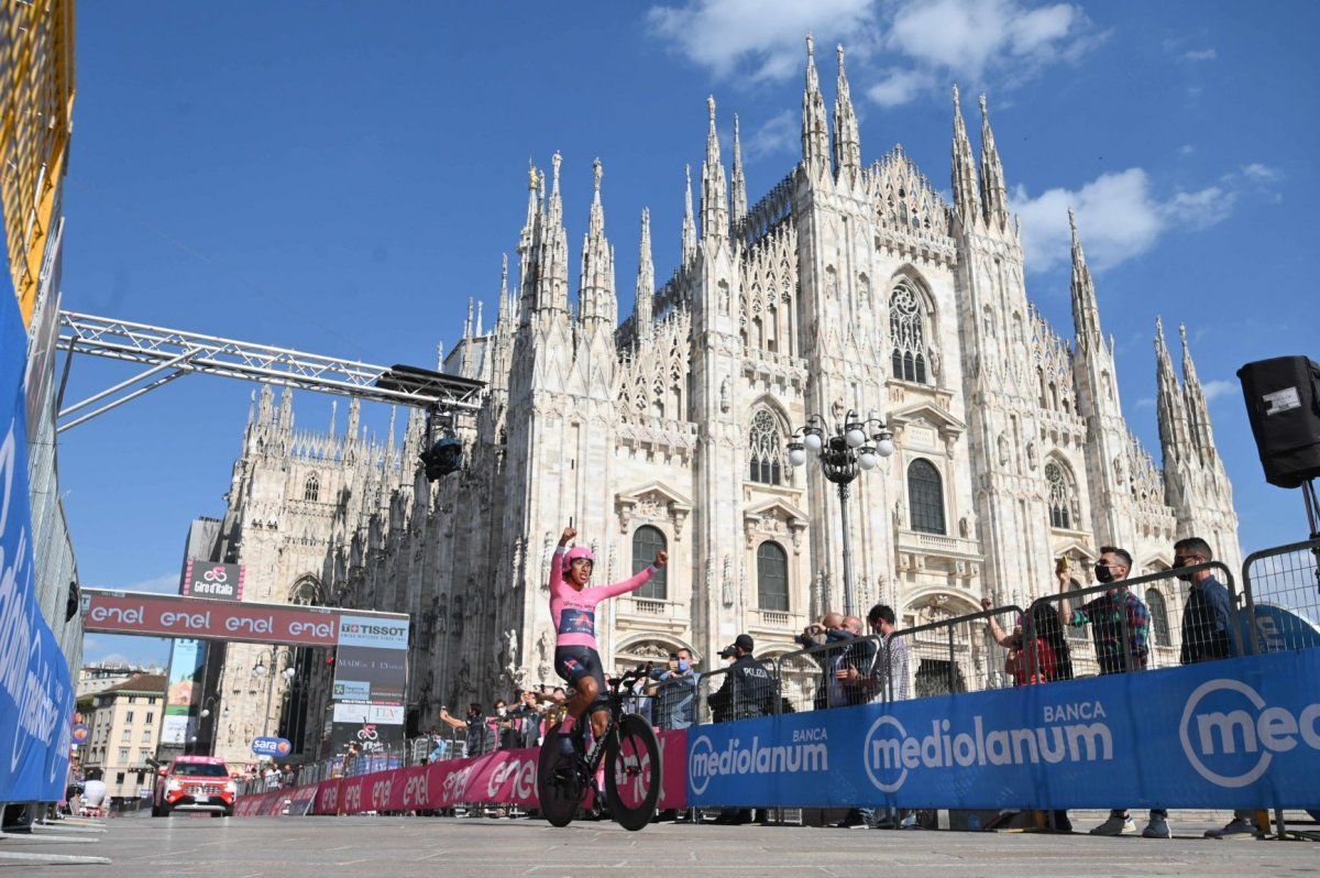 Egan Bernal helmuga gurutzatzen, gaur, Milanen (Italia). ITALIAKO GIROA